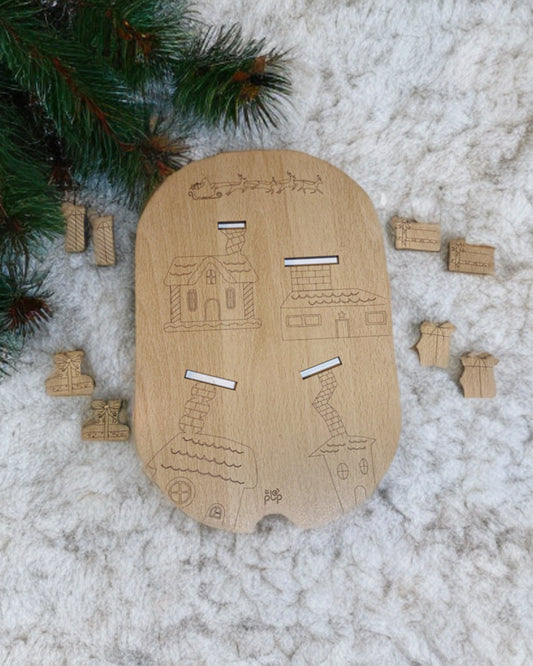 Planche à histoire Montessori en bois ‘Les Cadeaux du Père Noël’, avec gravures de maisons, cheminées et petits cadeaux à encastrer.
