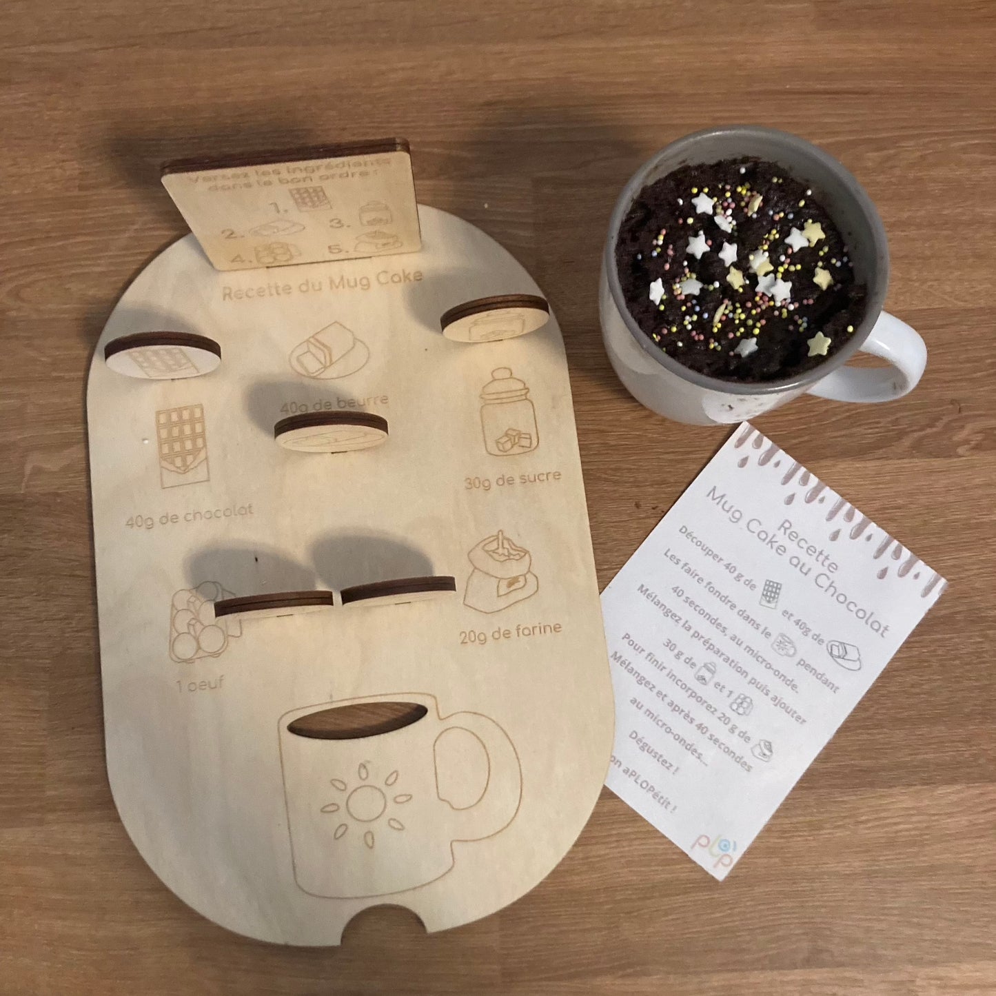 Planche Montessori Le Mugcake accompagnée d’une recette imprimée et d’un vrai mugcake au chocolat pour une activité éducative et gourmande