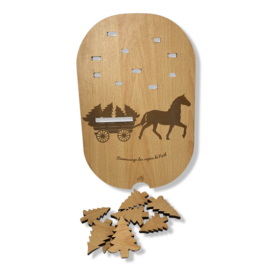 Planche à histoire Montessori en bois ‘Le Ramassage des Sapins’, avec une gravure de cheval et de chariot, accompagnée de petits sapins en bois à encastrer.