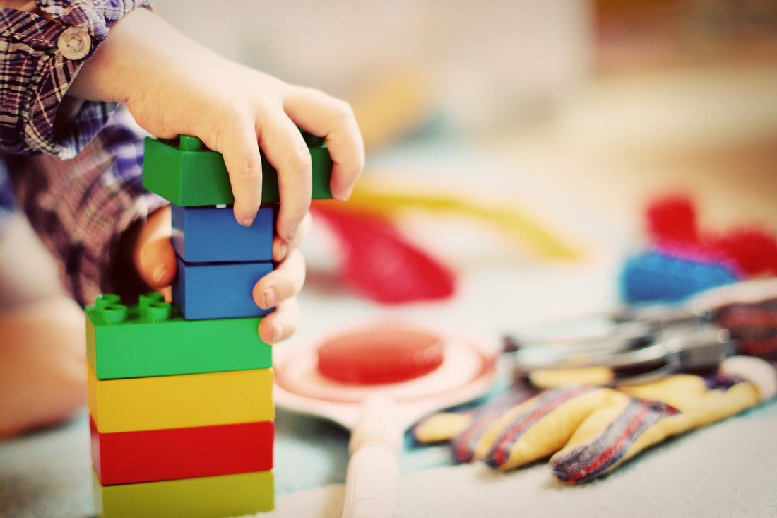 Les étapes de la motricité fine chez l'enfant entre 0 et 5 ans