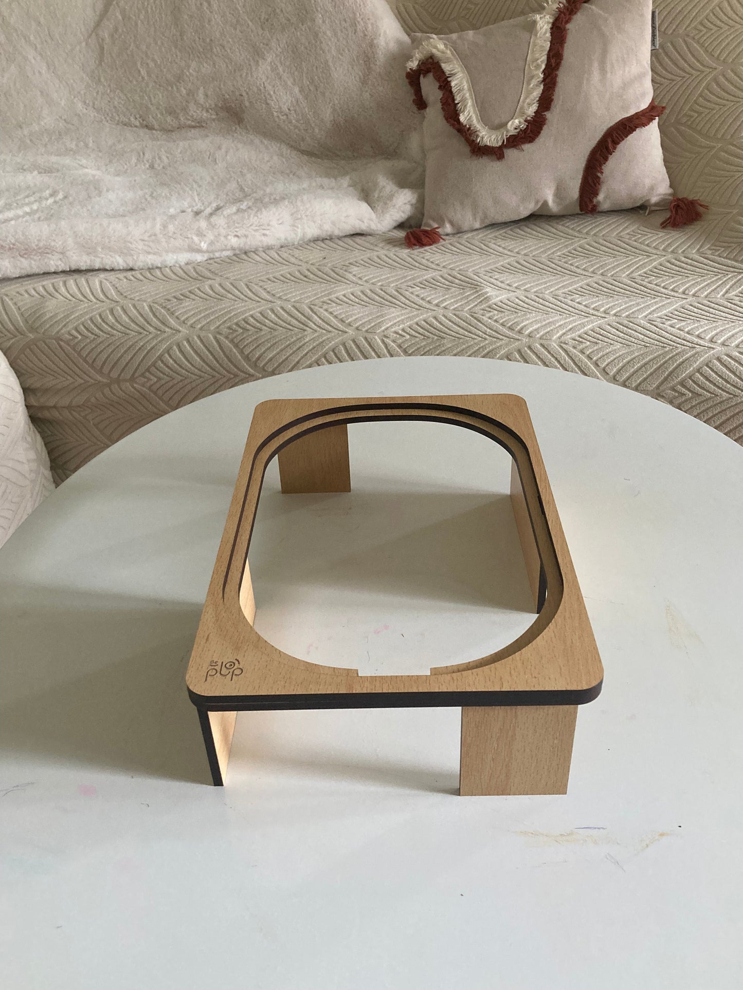 Support Montessori en bois naturel, posé sur une table blanche, idéal pour sécuriser les planches éducatives lors des activités des enfants.